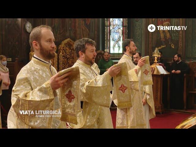 În câte părți se poate împărți rânduiala Sfintei Liturghii?